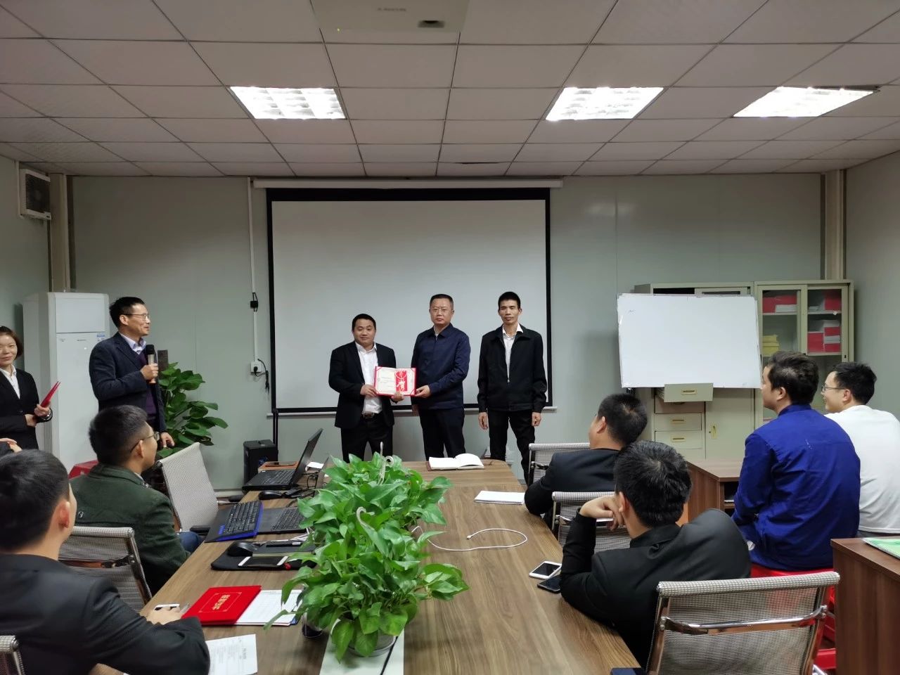 銀獎-鵬翔石英石事業(yè)部——配料區(qū)