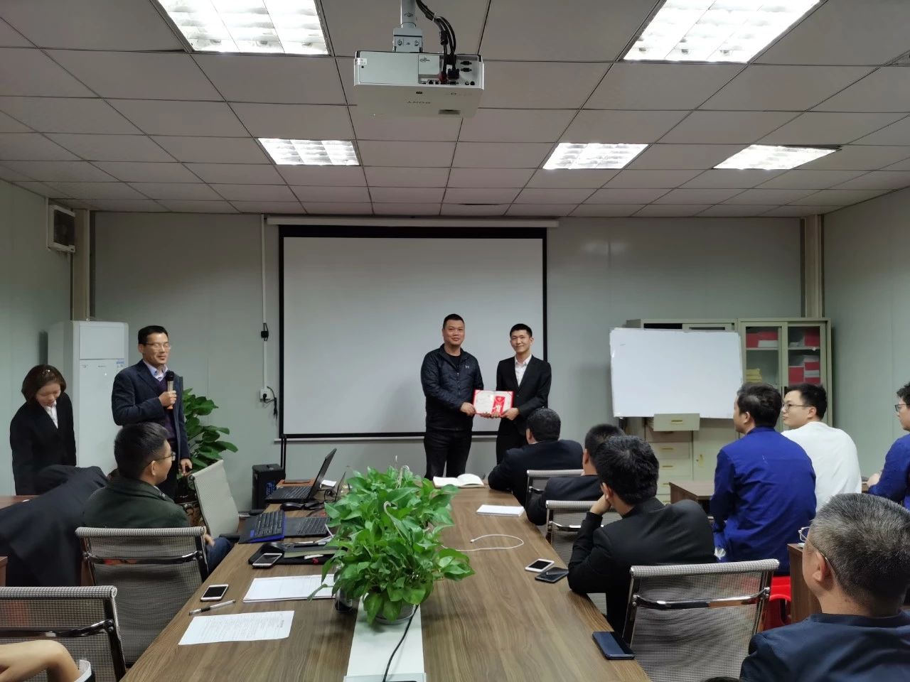 銅獎-鵬翔石英石事業(yè)部——磨機(jī)生產(chǎn)線